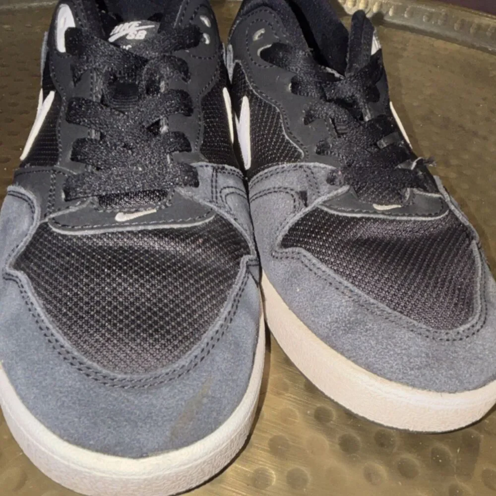 Nike SB Alleyoop Low Top Skate Shoes Black/Gray White Swoosh US size 5Y